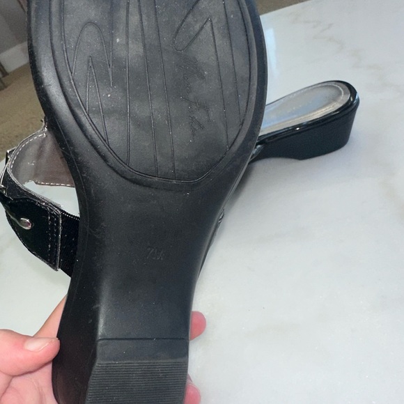 Marc Fisher black and silver sparkly thong sandals, size 7 - Picture 7 of 7